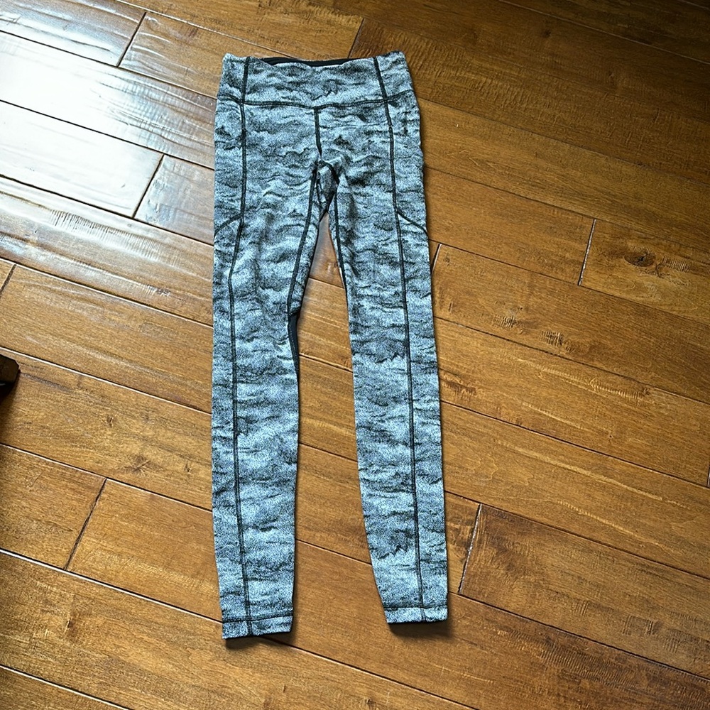 Lululemon Speed Tight V Power Luxtreme Hazy Days Black White / Black Size 4